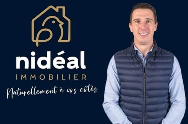 Agent immobilier de Nidéale Immobilier souriant.